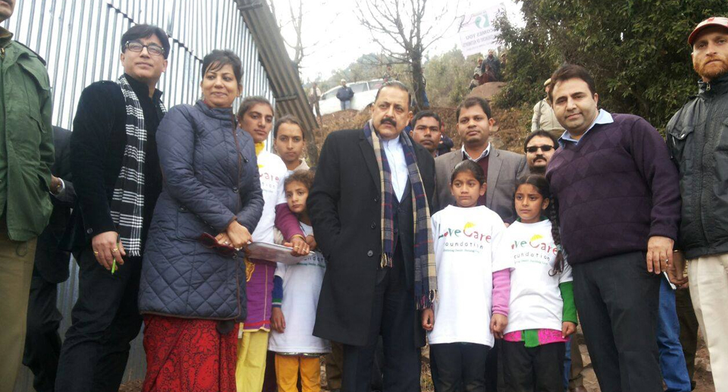 Dr. Jitender Singh, MoS with National Director LCF Mr. Sunjoo Dadroo at the Inauguration of Hutments in Panjar, J&K.